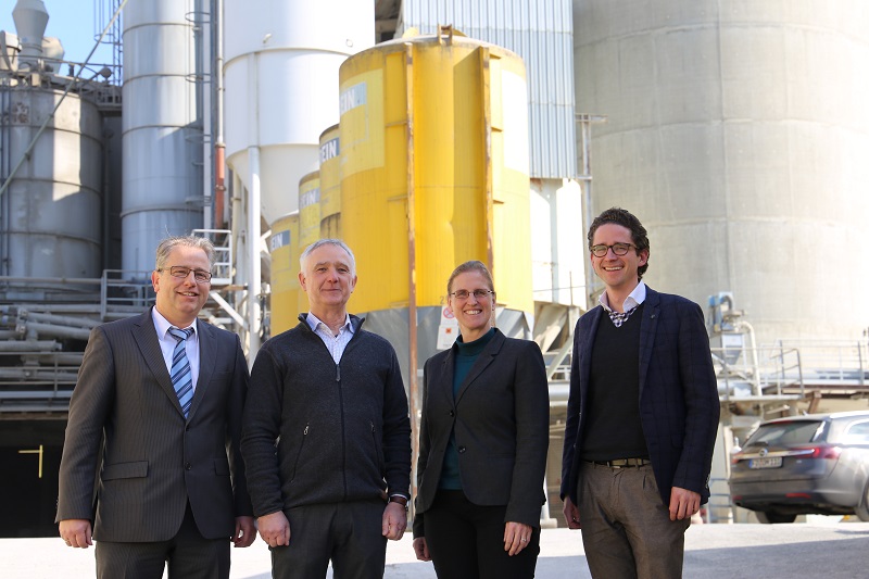 Premiere f&uuml;r Stra&szlig;enbau-Forum: Uwe Heinz mit den beiden Referenten Dr. Oliver Kuhl und Dr. Sonja Haas sowie Dr. Christian M&uuml;ller (von links).