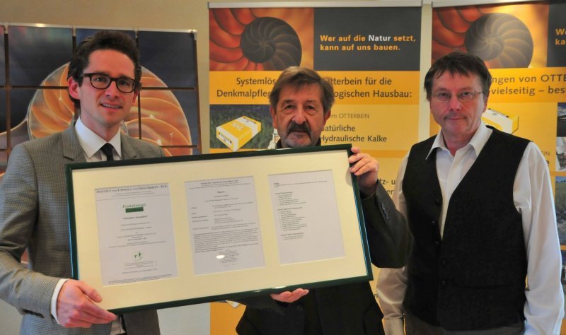 Prüfsiegel „Allergiker-freundliches Produkt“ durch Prof. Dr. Ing. Friedhelm Diel (Mitte) an Dr. Christian W. Müller (links) und Winfried Müller übergeben. IUG-Zertifikat